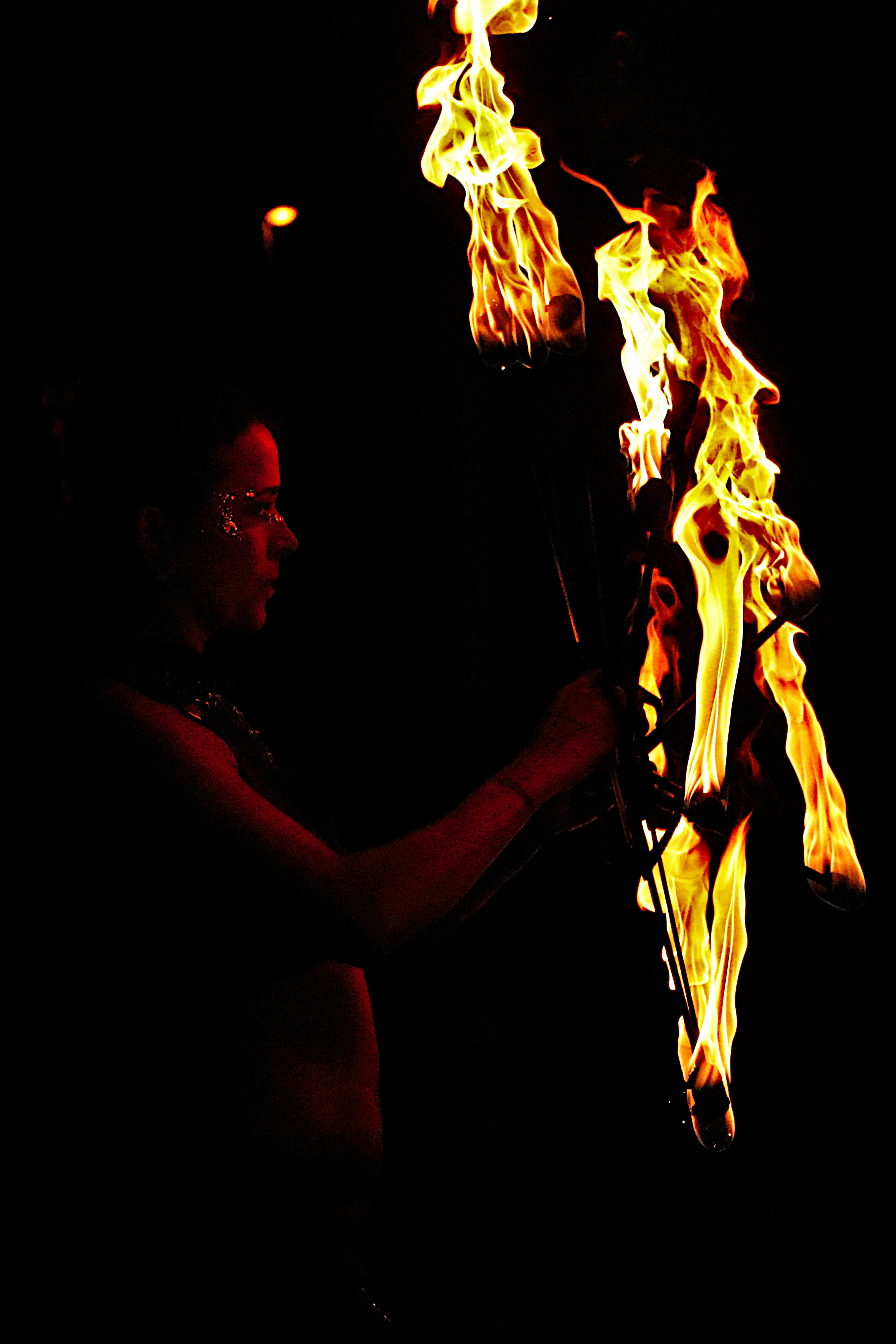 iemand aan het optreden met vuur op de Jaarmarkt van Sint-Genesius-Rode
